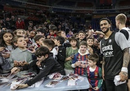 Más de un millar de aficionados arropan al Baskonia en el entrenamiento a puertas abiertas