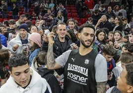 Decenas de aficionados arropan a Markus Howard en el entrenamiento de este martes.
