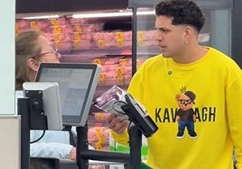 Un joven le pide a una mujer en el Mercadona que pague su compra porque no tiene dinero y esta se lleva una sorpresa