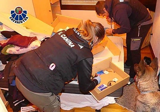 Agentes de la Ertzaintza, durante un registro.