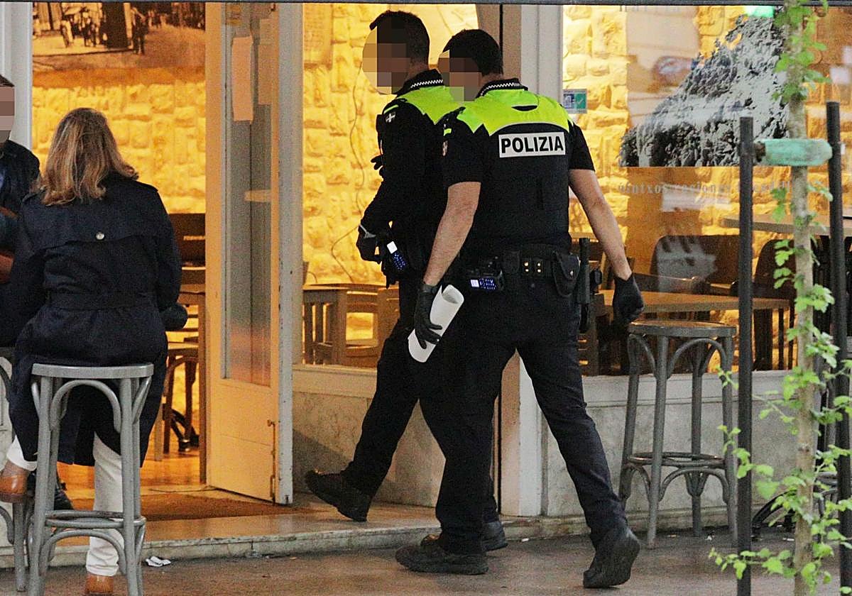 Policías locales se internan en un local de ocio de Vitoria.