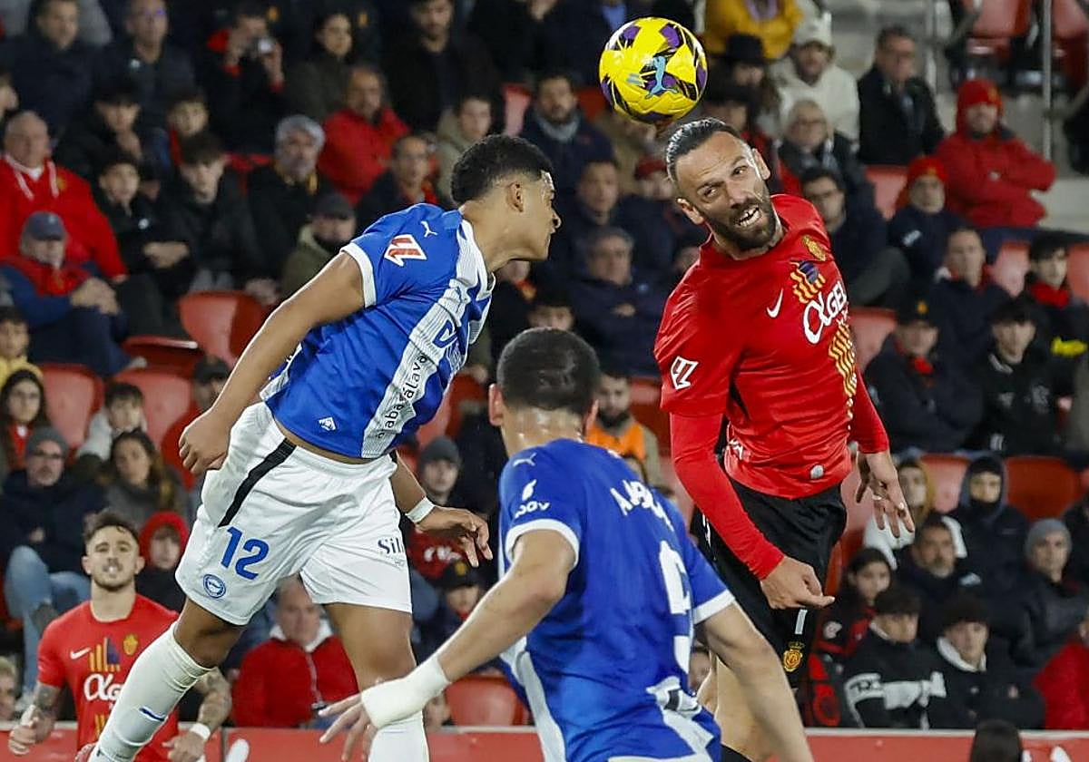 Mouriño intenta despejar ante Muriqi en el partido contra el Mallorca del domingo.