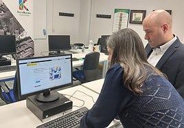 Iratxe Larrauri, administradora del Aula Mentor, y David Solla, presidente de Inguralde, en la nueva sede del Aula Mentor de Inguralde.