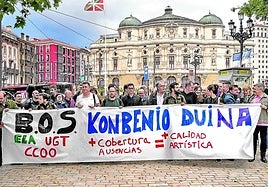 Los músicos de la BOS ya se concentraron el pasado mes de junio delante del Teatro Arriaga para protestar por su situación.