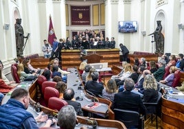 Los junteros y junteras de Álava siguen con atención el concierto del coro Amalur.