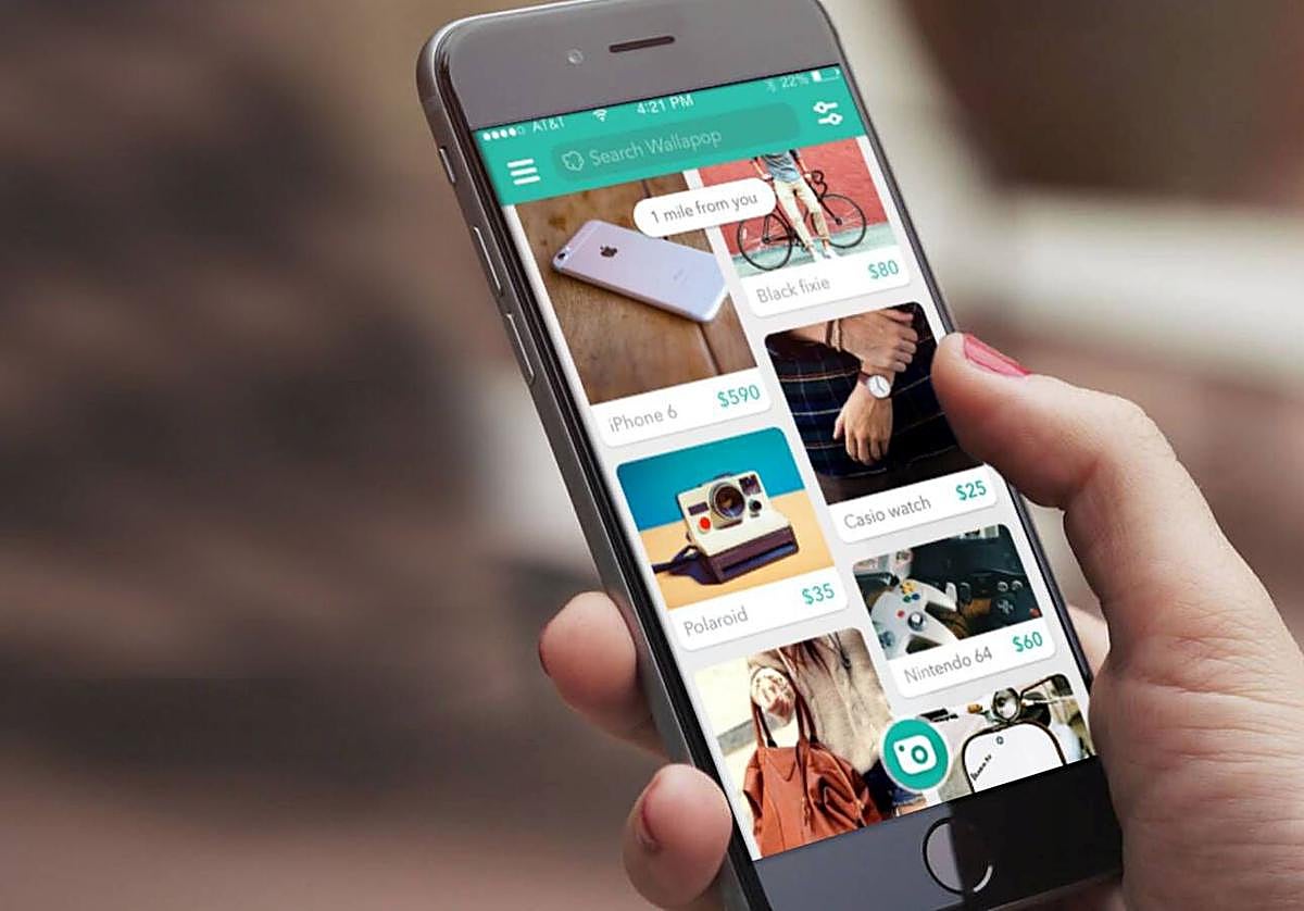Un usuario consulta la aplicación móvil de Wallapop.