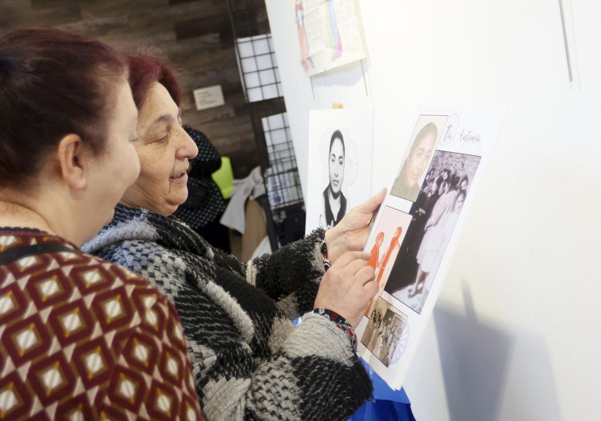 Imagen principal - Dos asistentes a la muestra examinan el material, una de las telas bíblicas de la tía Antonia y Victoria Giménez recitando su poema.