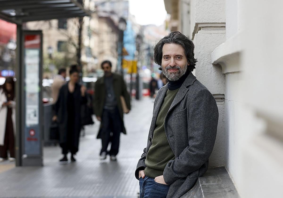 Andrés Neuman posa en las calles de Bilbao.