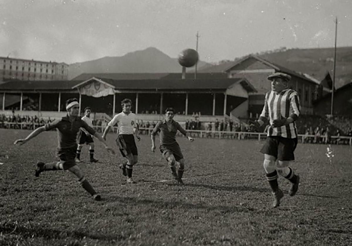 El encuentro se disputó en el estadio de Berazubi, en Tolosa. En la imagen, un partido anterior, en torno a 1930.