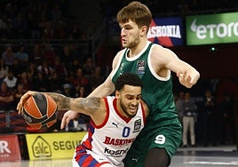 Howard sufre el marcaje de Dovydas Giedraitis.