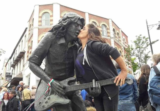 Besando la estatua de Rory Gallagher: Edurne acudía todos los años al festival que lo homenajea en Irlanda.