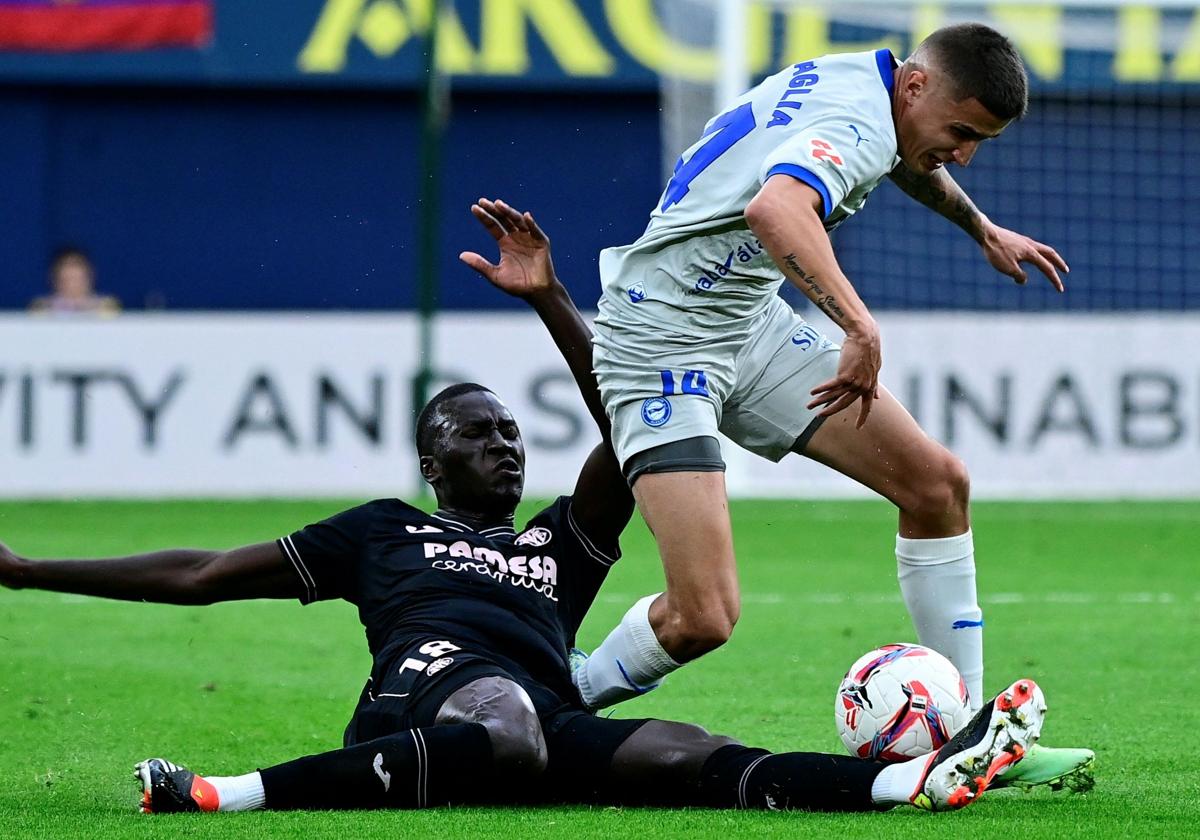 Tenaglia intenta regatear al local Gueye durante el encuentro de la primera vuelta.