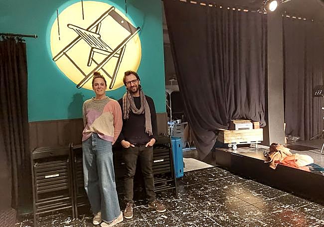 Leire Orbe y Braulio Cortés junto al escenario de esta sala.