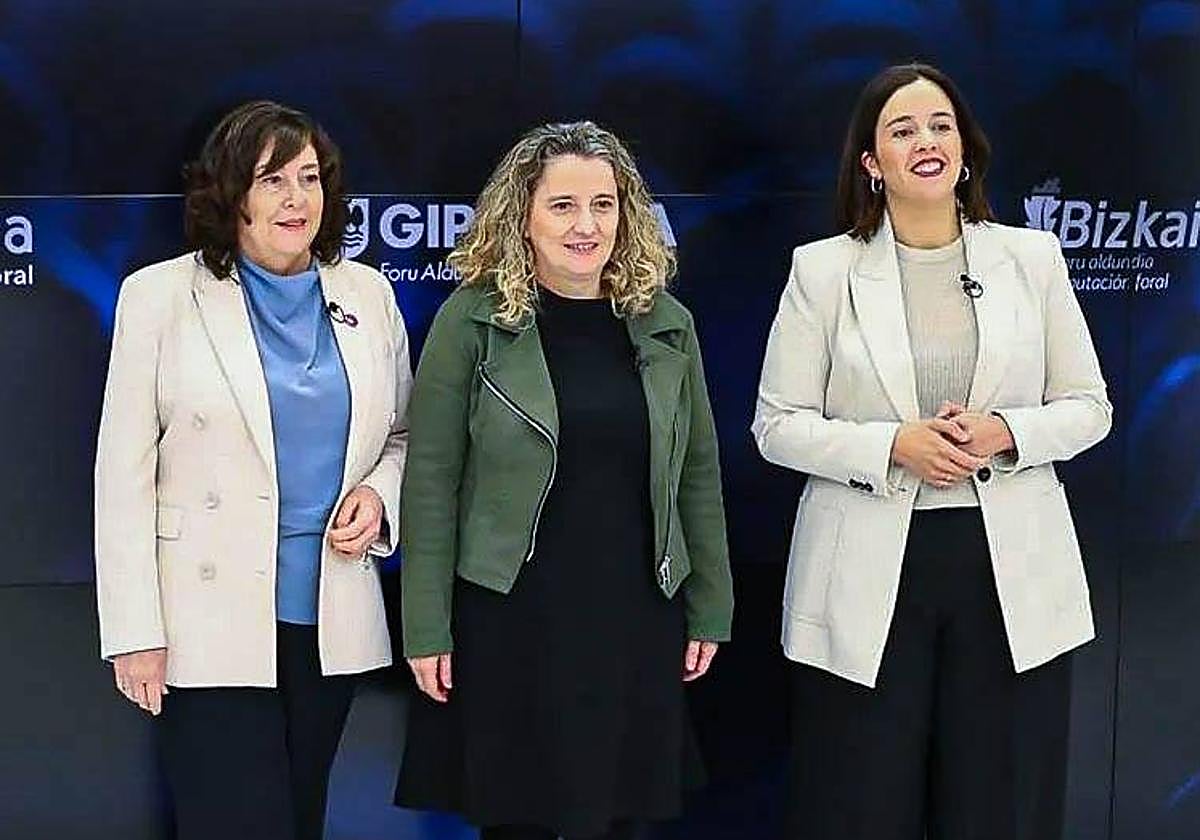 Itziar Gonzalo (Álava), Itziar Agirre (Gipuzkoa) e Itxaso Berrojalbiz (Bizkaia), este jueves en una comparecencia conjunta en San Sebastián.