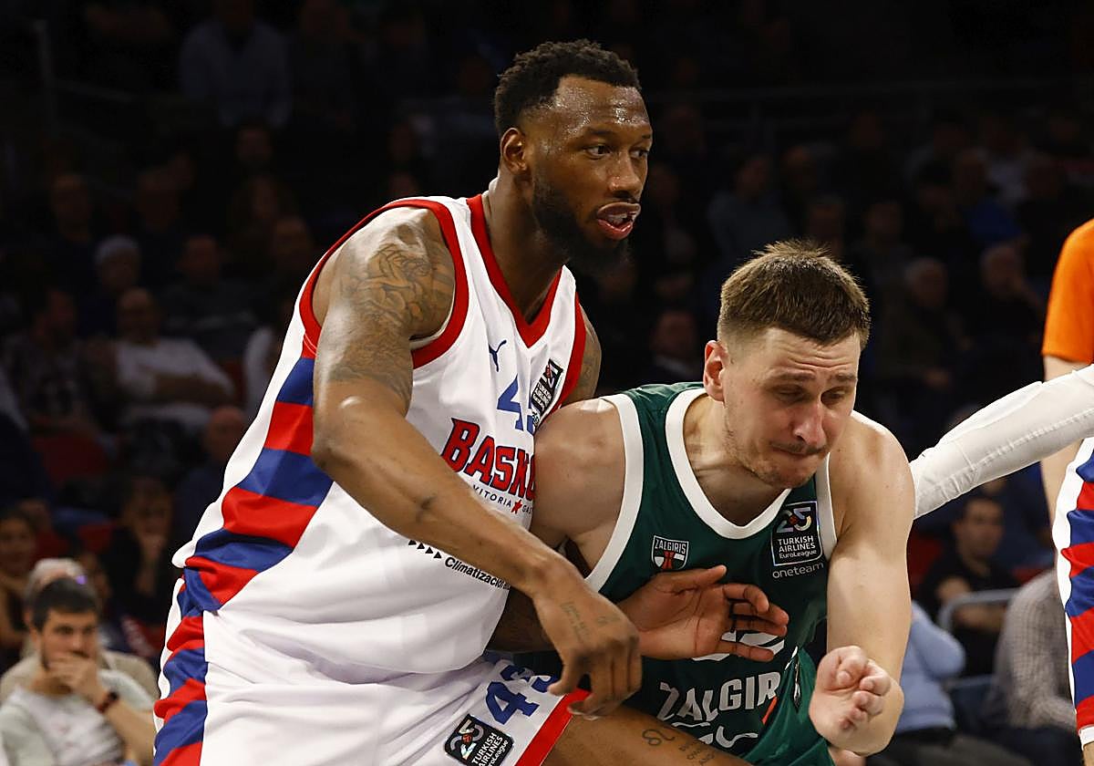 Hall pelea por la posición con un adversario.