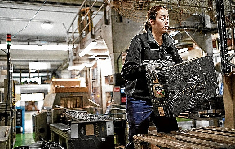 Maialen Beltrán, en la cadena de producción de Cafés Baqué.