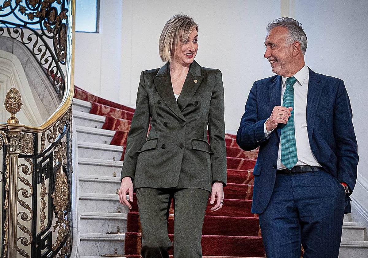 La consejera de Gobernanza, Administración Digital y Autogobierno y Portavoz del Gobierno Vasco, María Ubarretxena y el ministro de Política Territorial y Memoria Democrática, Ángel Víctor Torres, antes de la reunión .