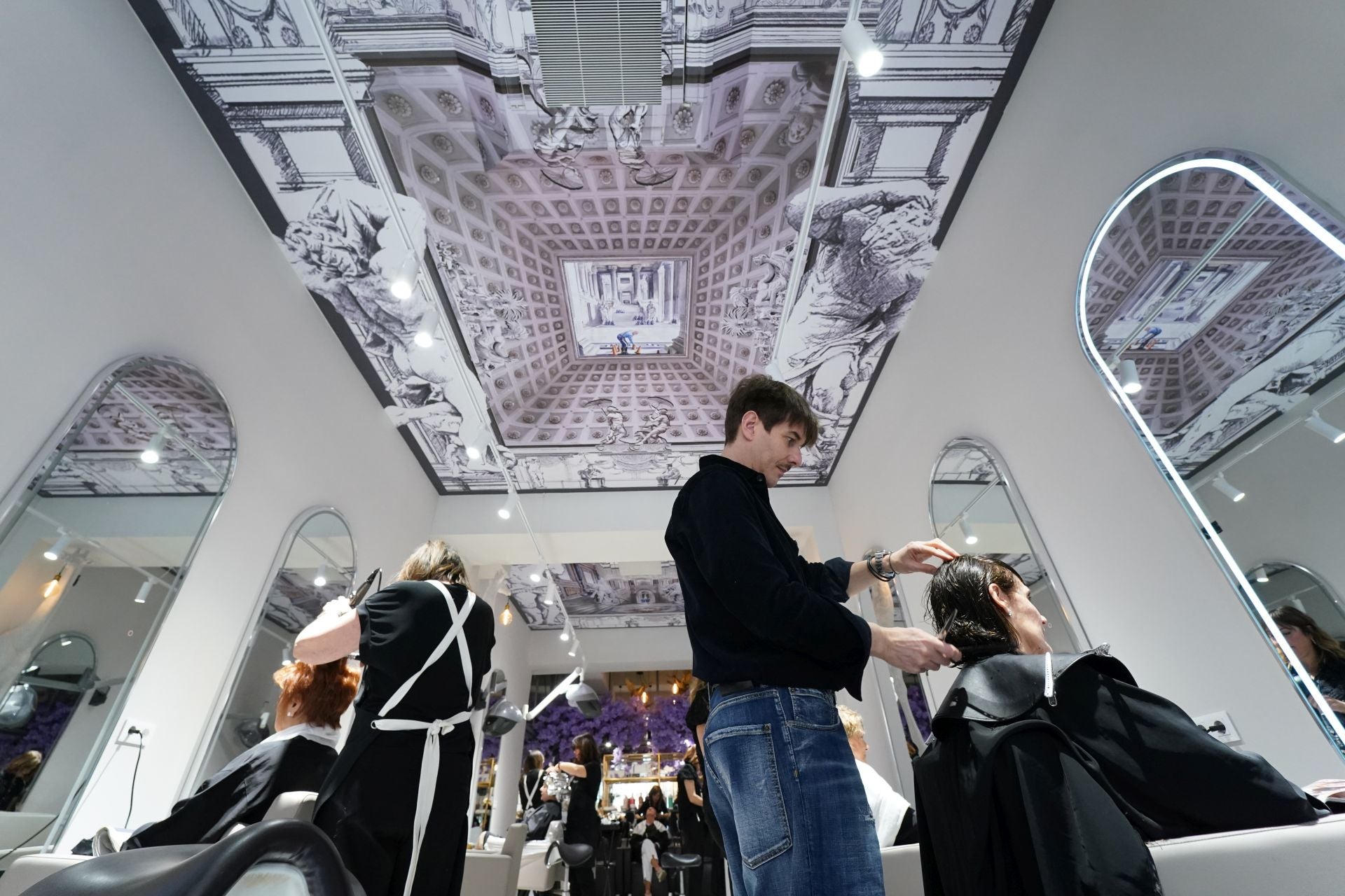 La nueva peluquería de Bilbao llena de arte: techos pintados por Ignacio Goitia... ¡y jirafas saliendo de las paredes!