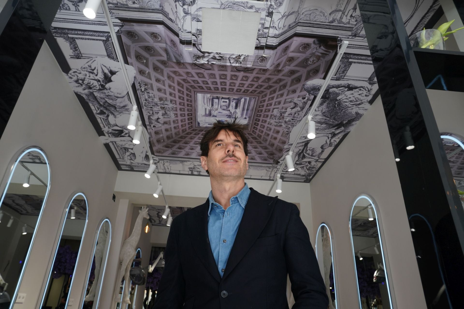 La nueva peluquería de Bilbao llena de arte: techos pintados por Ignacio Goitia... ¡y jirafas saliendo de las paredes!