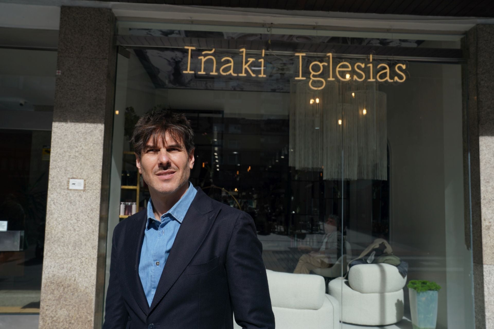 La nueva peluquería de Bilbao llena de arte: techos pintados por Ignacio Goitia... ¡y jirafas saliendo de las paredes!