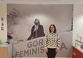 La concejala posa ante uno de los murales que decoran la casa de las mujeres de Basauri.