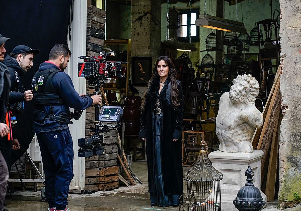 Fátima (Belén López), la protagonista de la producción, regala en su tienda de antigüedades objetos que provocan historias fuera de lo común.