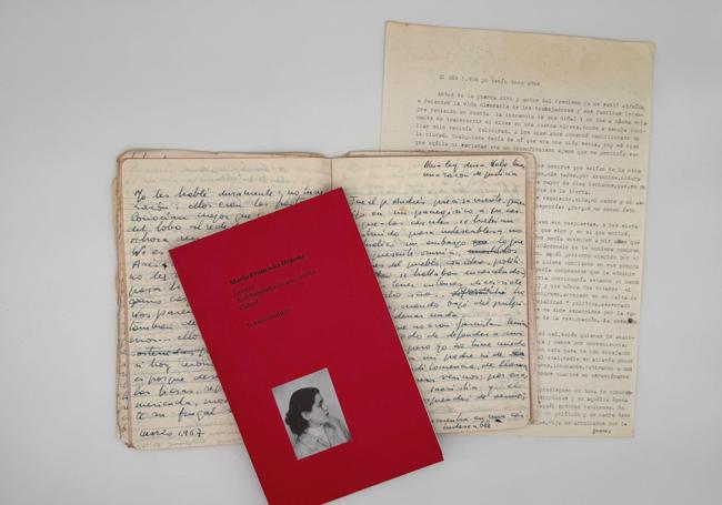 El libro editado, junto a cuadernos originales.