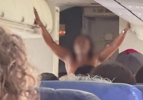 Una mujer se desnuda en un vuelo y corre por el pasillo durante 25 minutos