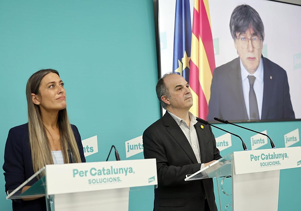 Míriam Nogueras y Jordi Turull, de Junts, con Carles Puigdemont al fondo.