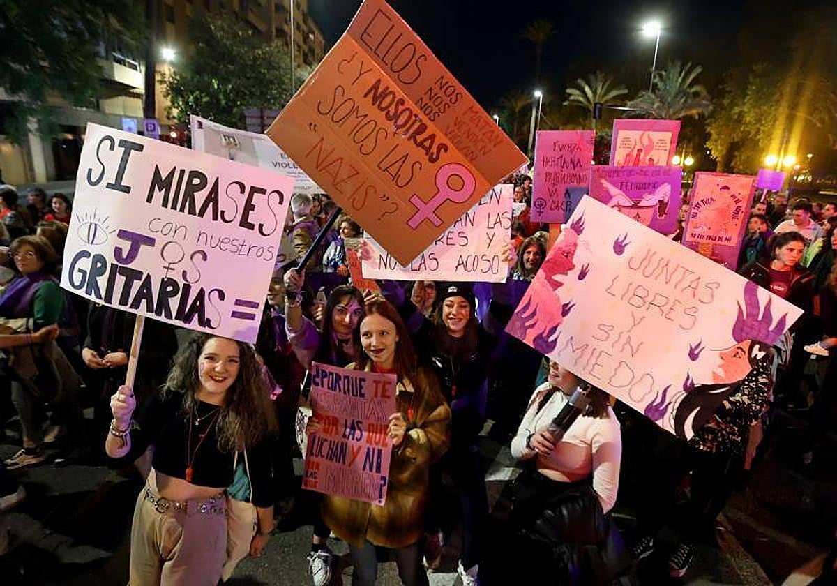 Chicas jóvenes en una manifestación del 8-M.