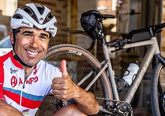 Guillermo Prieto posa sonriente con su bicicleta.