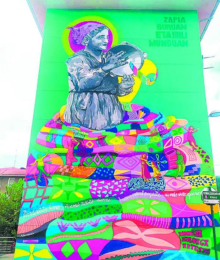 Imagen secundaria 2 - 1. 'Las entrañas' de Sabotaje al Montaje en Ondarroa. 2. La cebra de Jon Landa en Salvatierra. 3. Mural dedicado a Romualda Zuloaga en Galdakao.