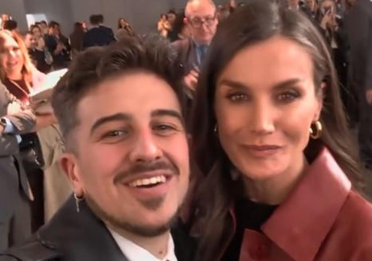 La reacción de los internautas con un joven al conseguir un selfie con la reina Letizia