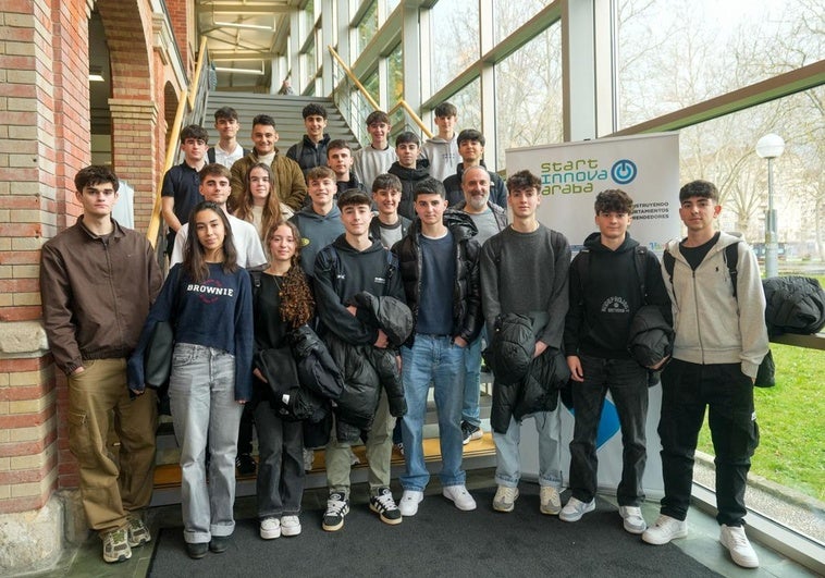 Foto de familia de los cinco grupos finalistas de STARTinnova Araba en la categoría de jóvenes entre 16 y 17 años.