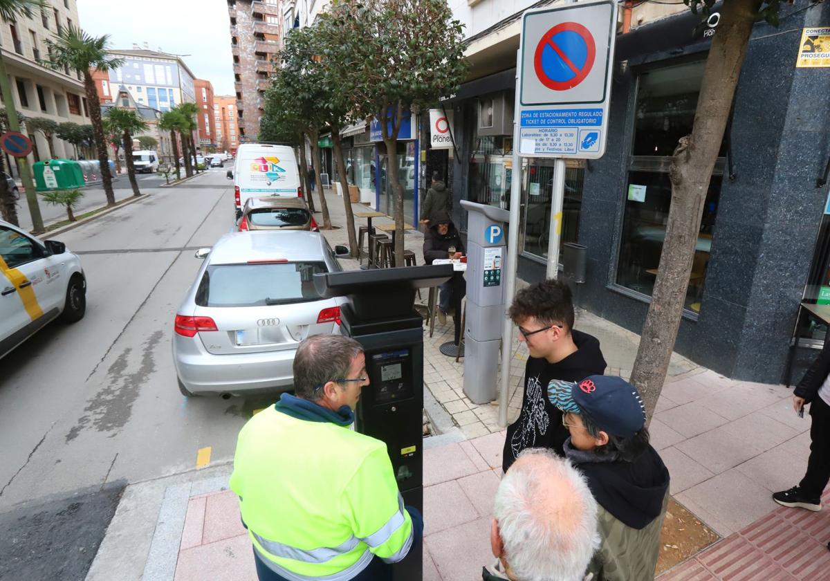 Los usuarios de la zona azul de Miranda se quejan de que «los nuevos parquímetros van muy lentos»