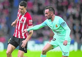 De Marcos pugna por un balón con Darder la pasada temporada.