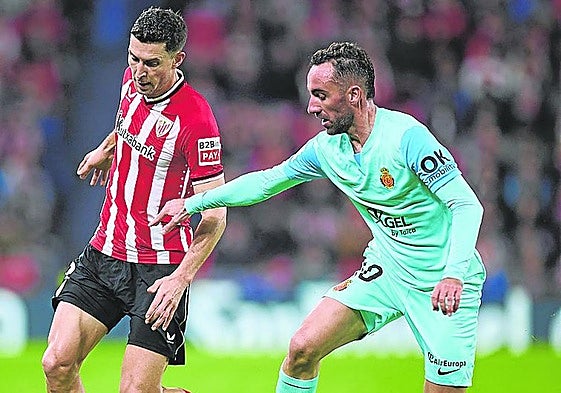 De Marcos pugna por un balón con Darder la pasada temporada.