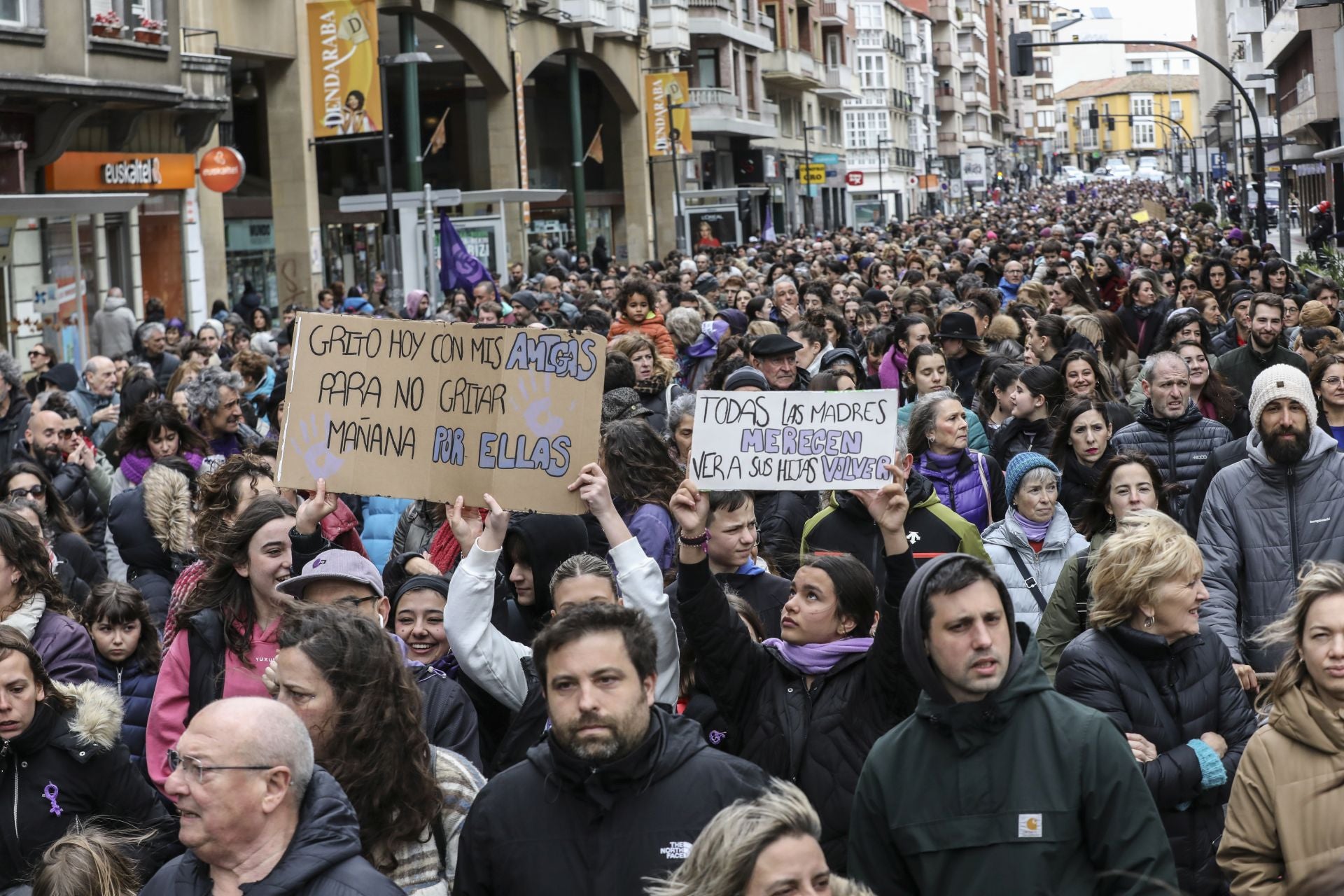 Las mejores fotos de los actos del 8M en Vitoria