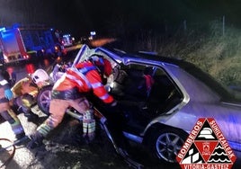 Los bomberos tuvieron que rescatar a uno de los conductores implicados