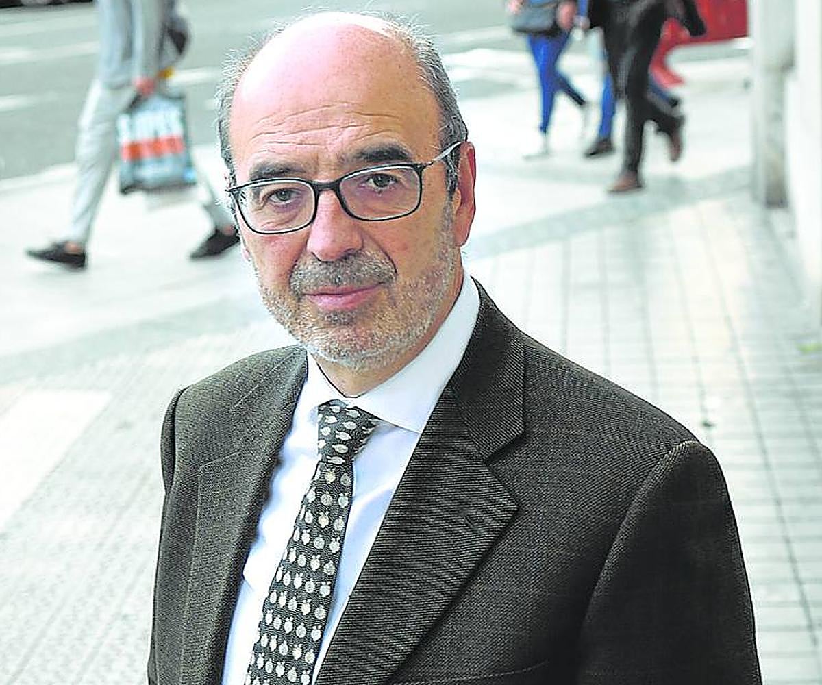 Ignacio Etxebarria en el centro de Bilbao, cerca de la sede de la Federación de EPSV de Euskadi.