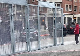 Una mujer observa las vallas colocadas en la explanada de San Mamés.
