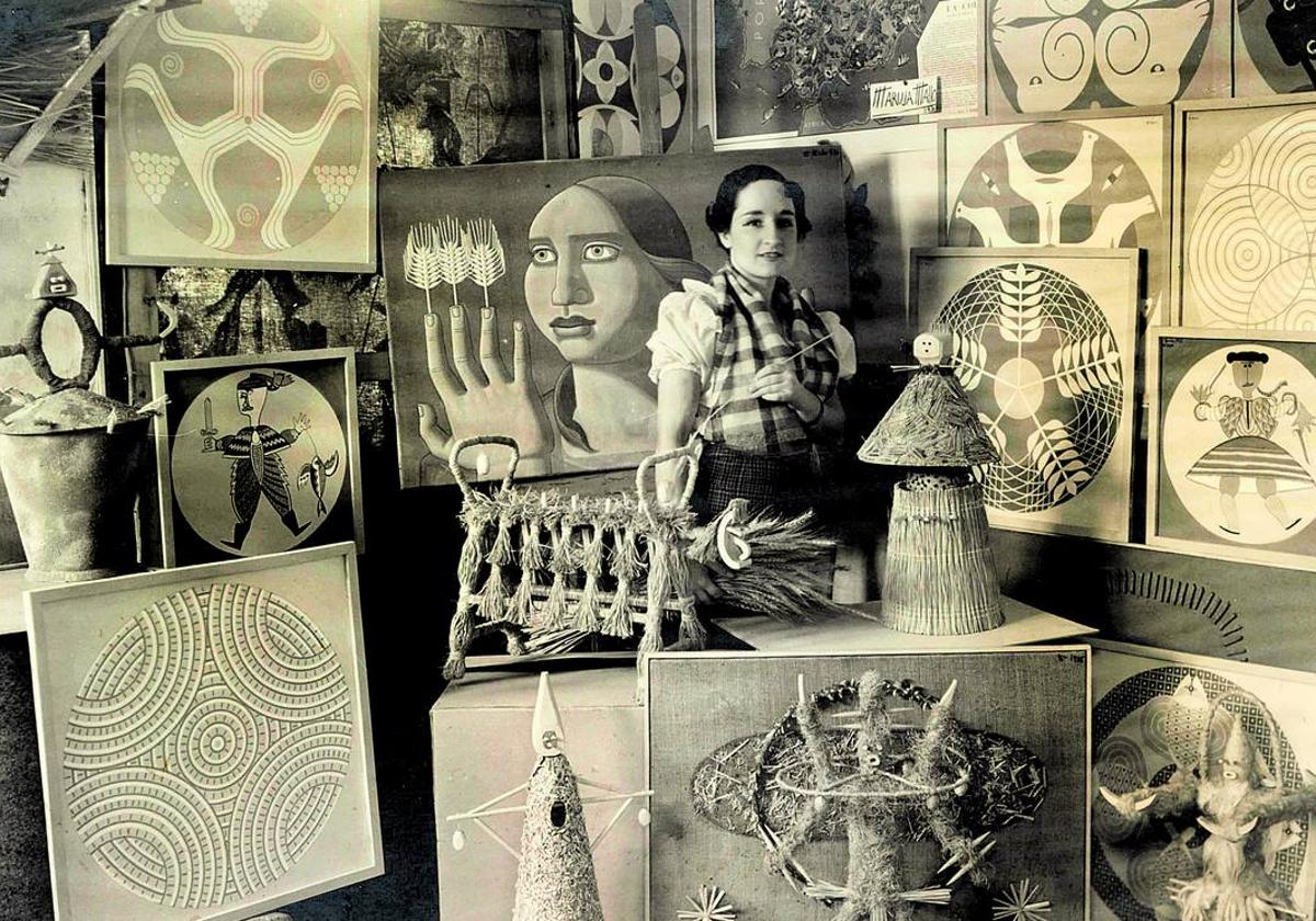 Maruja Mallo, rodeada de sus obras en su estudio de Madrid en 1936.