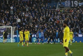 Los jugadores del Villarreal, abatidos tras la derrota ante el Alavés.
