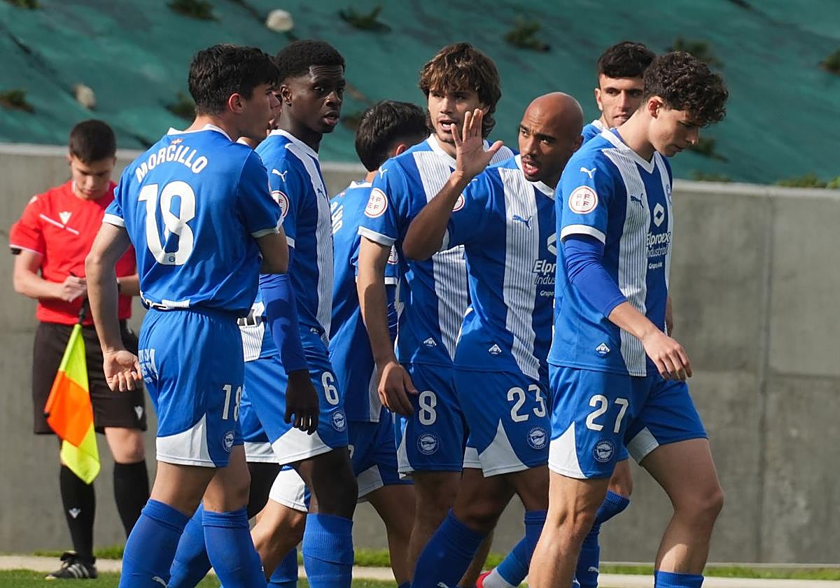 Los jugadores del Alavés B celebran el gol de Morcillo que abrió el marcador.