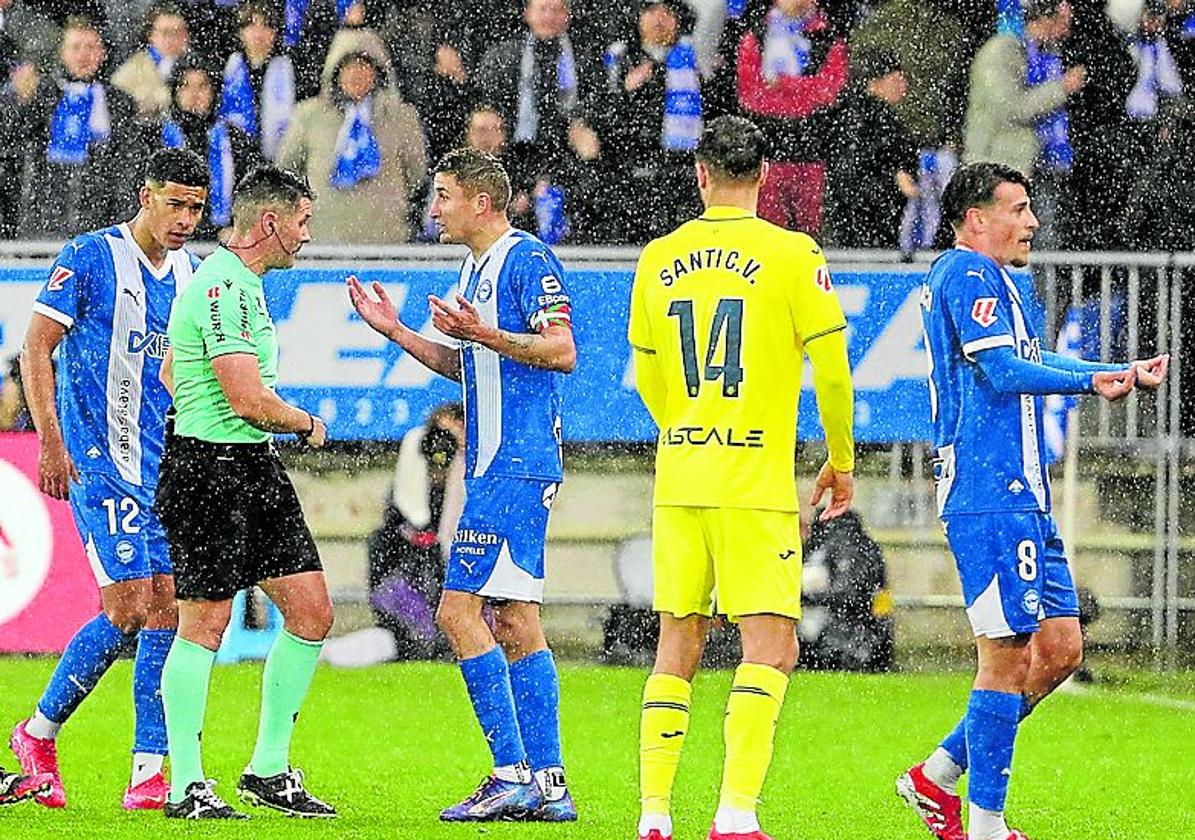 El Alavés estudia recurrir la expulsión de Blanco por «protestar» al árbitro