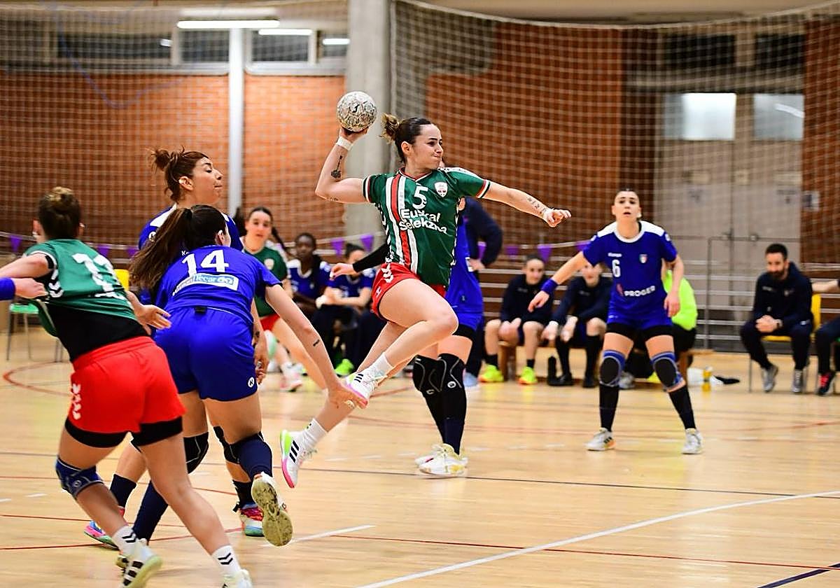 Eharialdea, único equipo alavés femenino de balonmano, jugó ayer en el polideportivo de Lakua 03.