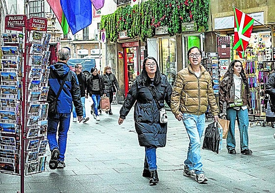 Casi una decena de negocios de regalos jalonan la zona de Bidebarrieta.