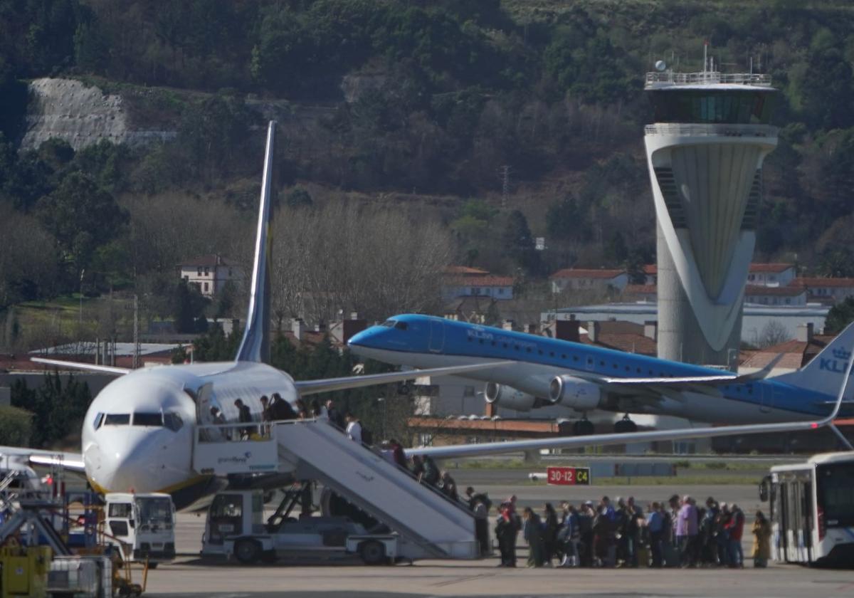 Un avión de Ryanair aterriza por una urgencia en Loiu y deja tirados una noche a 180 turistas británicos
