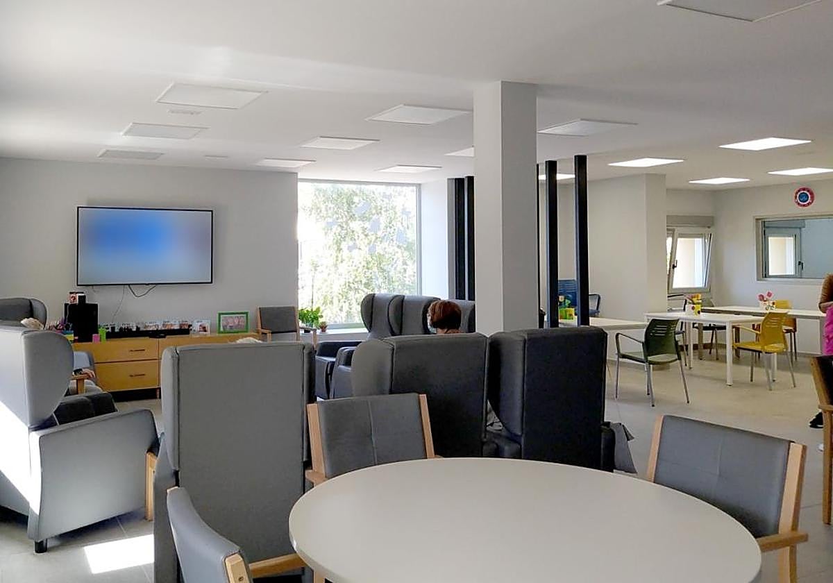 Vista de la sala de estar y comedor del centro diurno para mayores de Arraia-Maeztu.