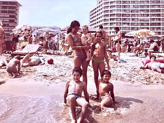 'Yo fui a EGB' recupera su página de Facebook tras ser cerrada por una foto de balines y dos de vacaciones veraniegas